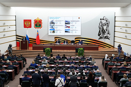 Губернатор Кузбасса представил Парламенту ежегодный отчет 